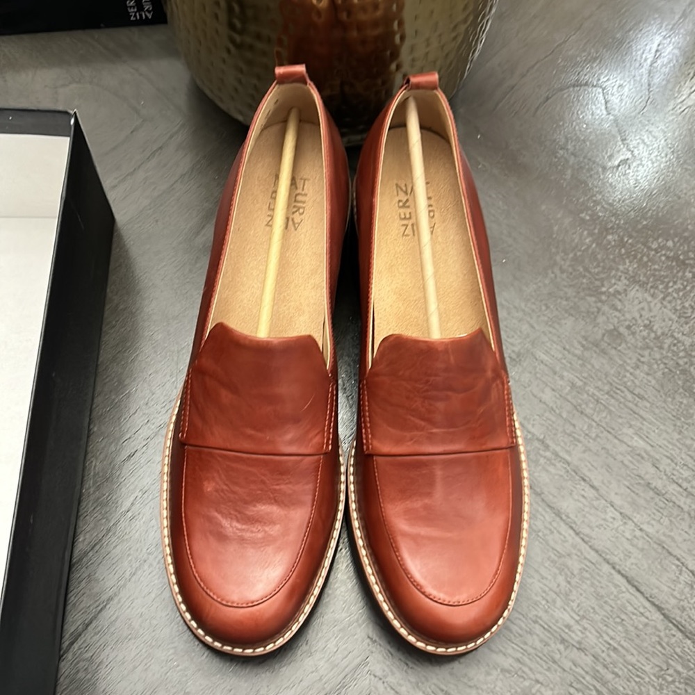 NATURALIZER Darry Lug Sole Loafers - Picture 4 of 11